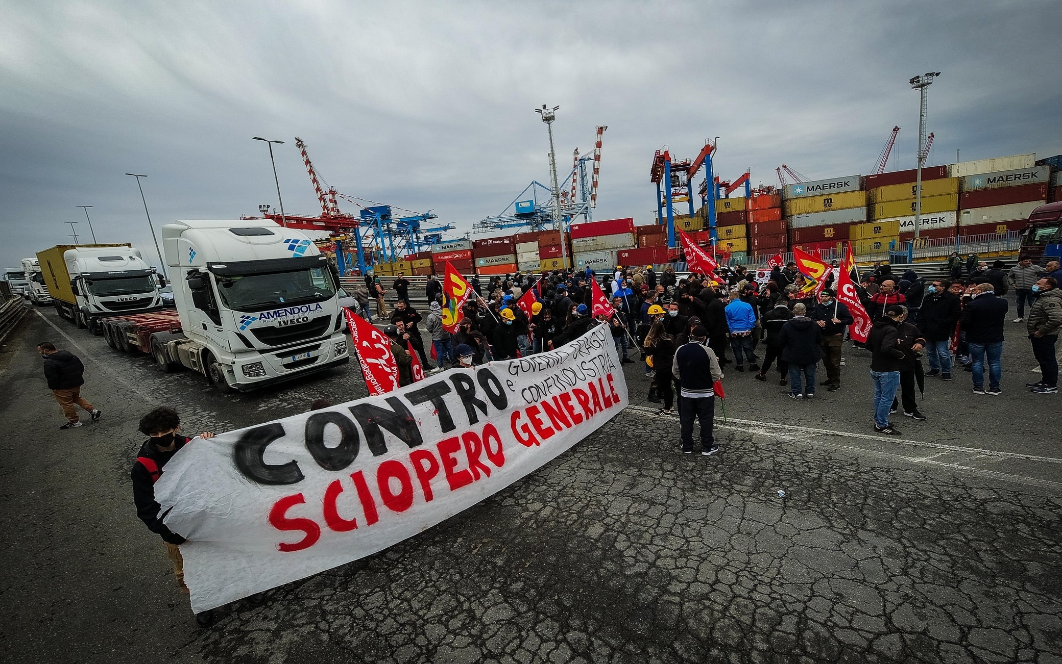 Centri sociali e disoccupati occupano rampa di accesso alle autostrade. Un momento della protesta dei Centri sociali e dei disoccupati che occupano rampa di accesso alle autostrade, Napoli, 11 Ottobre 2021. ANSA/CESARE ABBATE