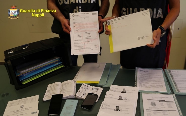 I documenti d'identità falsificati rinvenuti dalle Fiamme Gialle I documenti d'identità falsificati rinvenuti dalle Fiamme Gialle