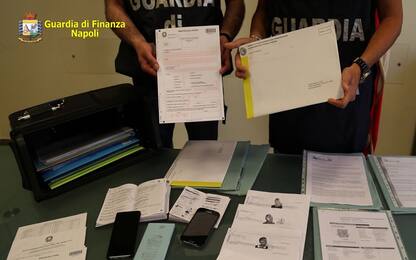 Napoli, ricettazione e falsificazione documenti: arrestate 7 persone