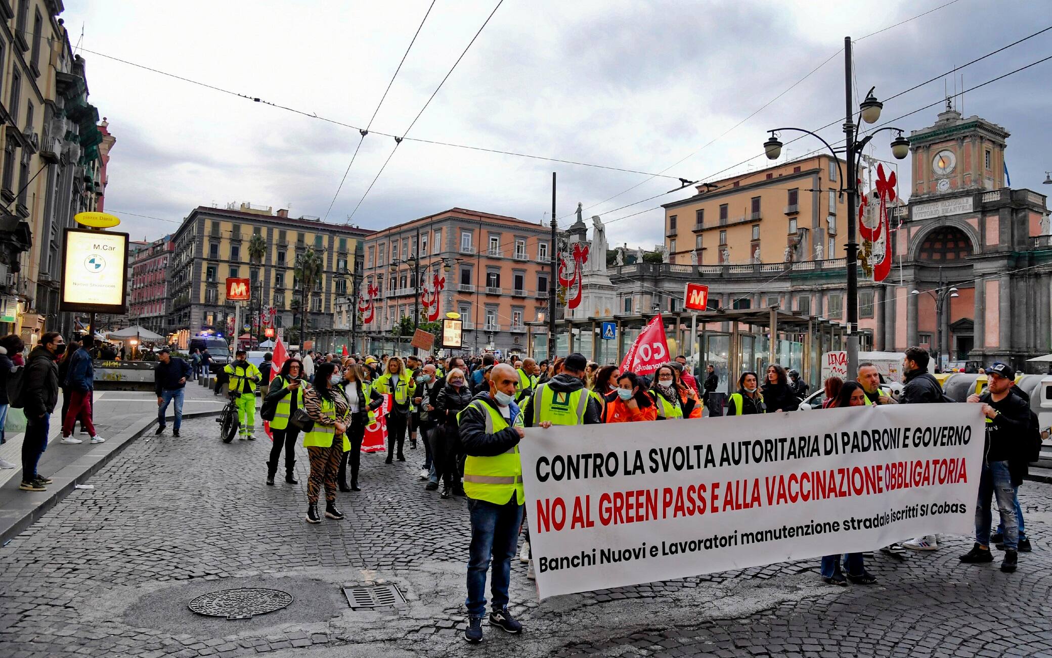 Il corteo dei 'No green pass'' promosso dal Si-Cobas al quale hanno partecipato anche studenti ed altri gruppi contrari alla misura anti contagio  adottata dal Governo, Napoli, 25 ottobre 2021. ANSA/ CIRO FUSCO