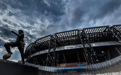 Napoli, svelata la statua dedicata a Maradona davanti allo stadio