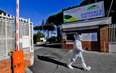 Ambulanze ed auto in fila davanti al pronto soccorso dell'Ospedale per le Malattie infettive 'Cotugno' di Napoli, 7  novembre  2020.
ANSA / CIRO FUSCO