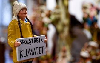 La statuina di Greta Thunberg a San Gregorio Armeno a Napoli nella bottega dell'arte del presepe dell'artigiano Genny Di Virgilio, 10 dicembre 2021. ANSA