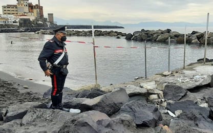 Bimbo morto in spiaggia a Torre del Greco, per autopsia non è annegato