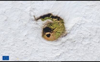 Il Vesuvio sommerso dalle nuvole: la fotografia scattata dallo spazio