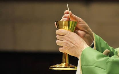 Caserta, proibì a preti no vax di dare Comunione: minacciato vescovo
