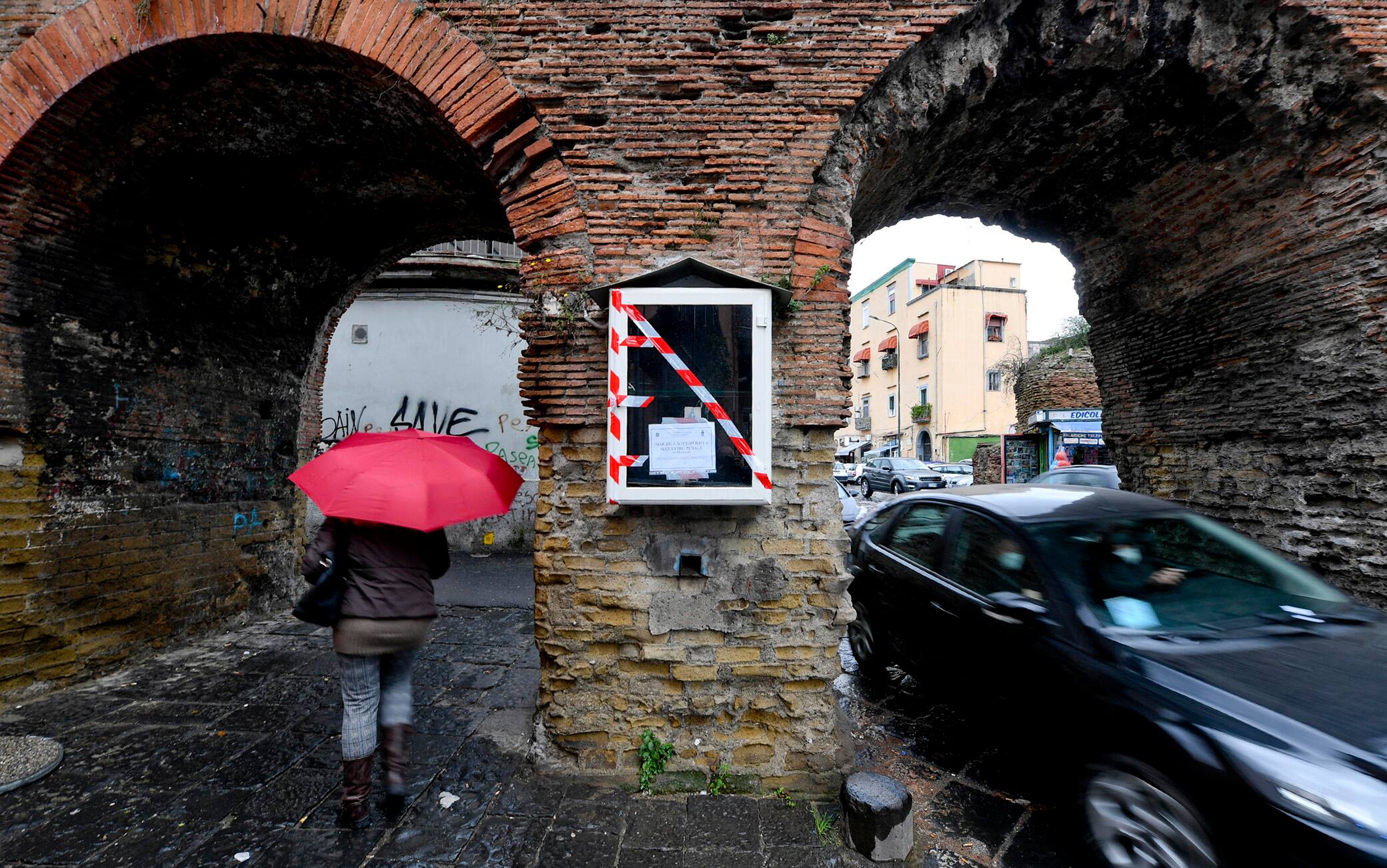 L'edicola votiva abusiva posta su una colonna portante dei resti del tratto dell'acquedotto romano dei "Ponti Rossi" sequestrata dagli agenti  della Polizia Municipale di Napoli, 21 febbraio 2022. ANSA / CIRO FUSCO