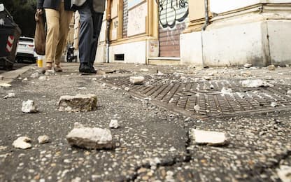 Maltempo, forte vento a Napoli: cadono calcinacci da un palazzo