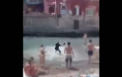 Napoli, rissa in spiaggia a Posillipo a colpi di casco