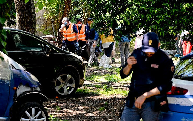 I rilievi della polizia nell'aranceto in via Contieri Agenti della Polizia scientifica eseguono rilievi sul luogo dell'omicidio nel quartiere Soccavo di Napoli, 18 maggio 2022
ANSA / CIRO FUSCO