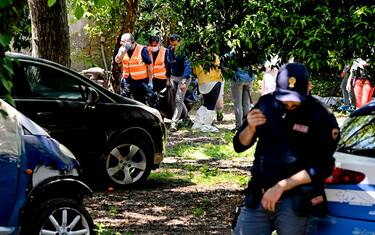 Agenti della Polizia scientifica eseguono rilievi sul luogo dell'omicidio nel quartiere Soccavo di Napoli, 18  maggio 2022
ANSA / CIRO FUSCO