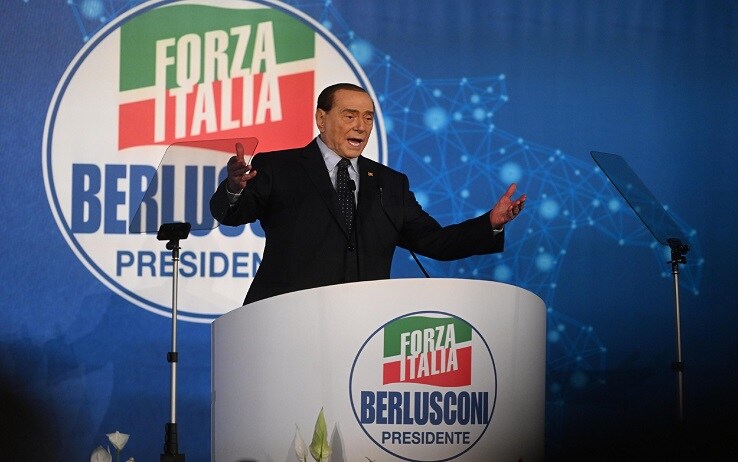 Silvio Berlusconi durante il suo intervento alla convention di Forza Italia a Napoli