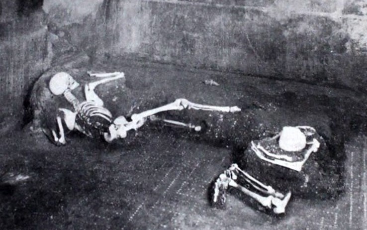 Particolare della Casa del Fabbro a Pompei con due scheletri