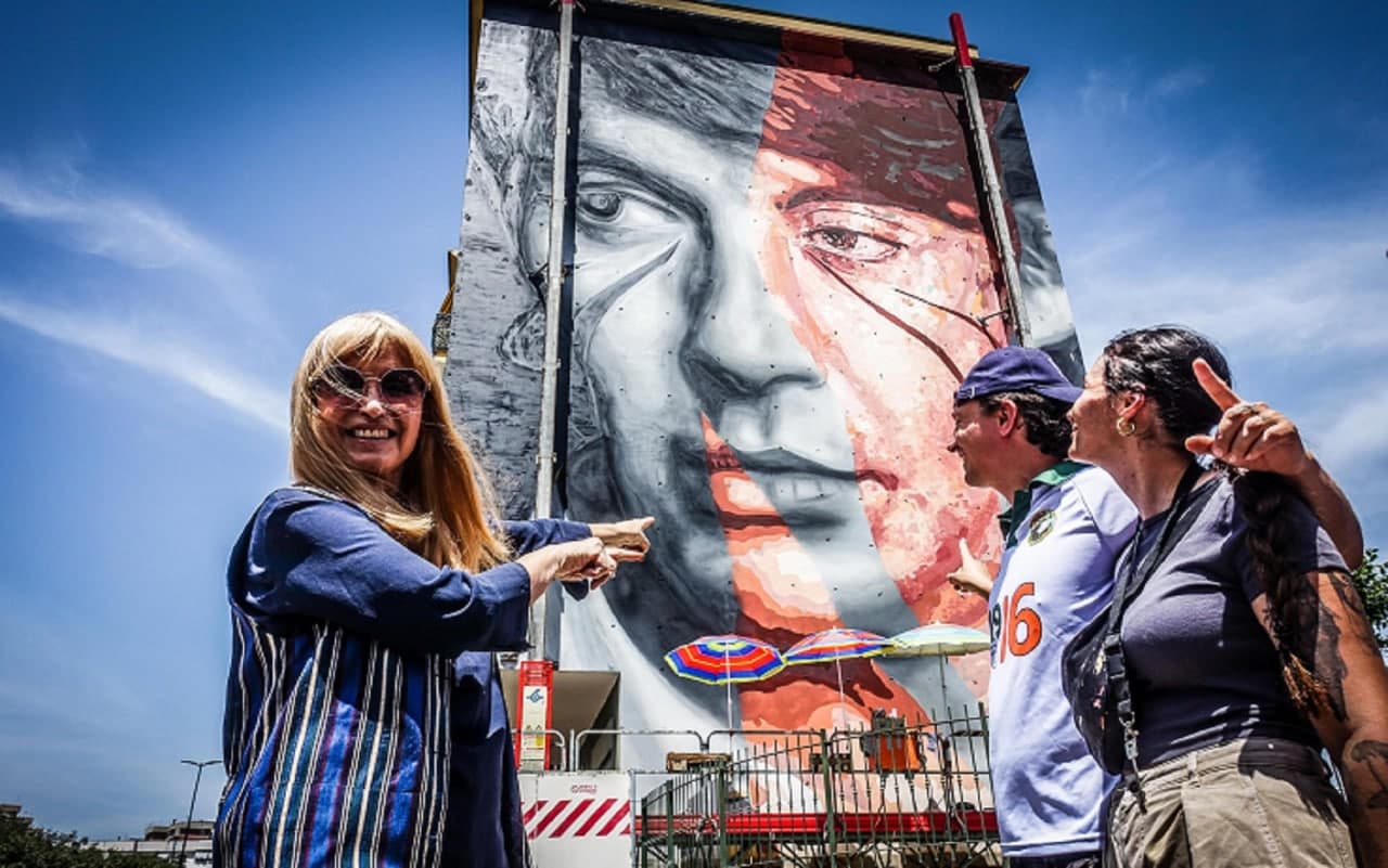 Napoli, alle Vele di Scampia murale di Jorit per De André. VIDEO | Sky TG24
