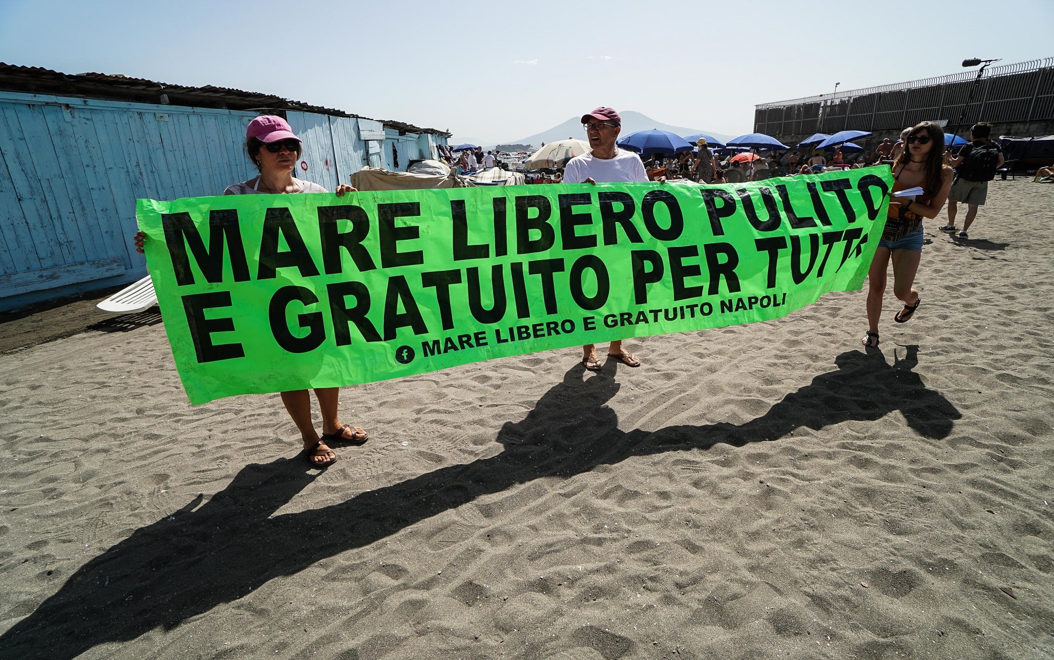 Attivisti protestano sul lungomare di Napoli contro la privatizzazione delle spiagge, Napoli, 26 Giugno 2022. ANSA/CESARE ABBATE