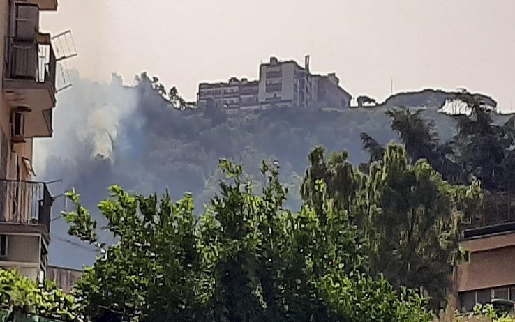 Un incendio e' divampato nella tarda serata di ieri ai piedi della collina a Posillipo, a Napoli, sul lato che si affaccia sul quartiere di Fuorigrotta, 5 luglio 2022.  ANSA/Nando Piantadosi