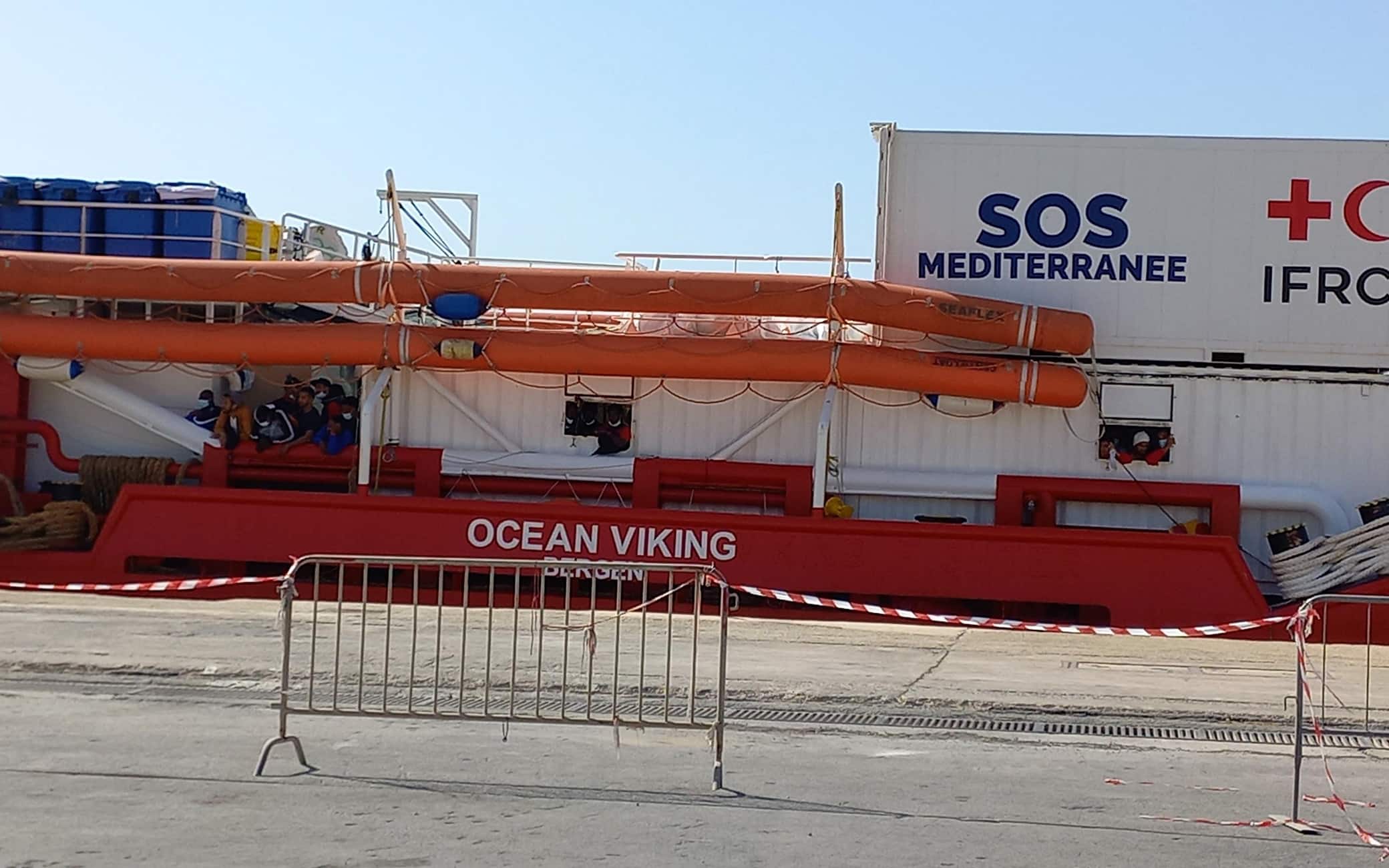 La Ocean Viking, la nave umanitaria di Sos MÃ©diterranÃ©e, che aveva lanciato un appello urgente per "un porto sicuro" ha attraccato con 306 migranti da 11 giorni a bordo al porto di Pozzallo (Ragusa), 6 luglio 2022. 
ANSA/ GIANFRANCO DI MARTINO