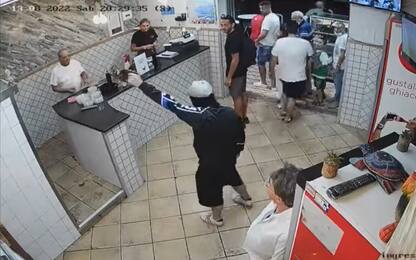 Napoli, rapina pizzeria e spara al soffitto: fermato da clienti. VIDEO