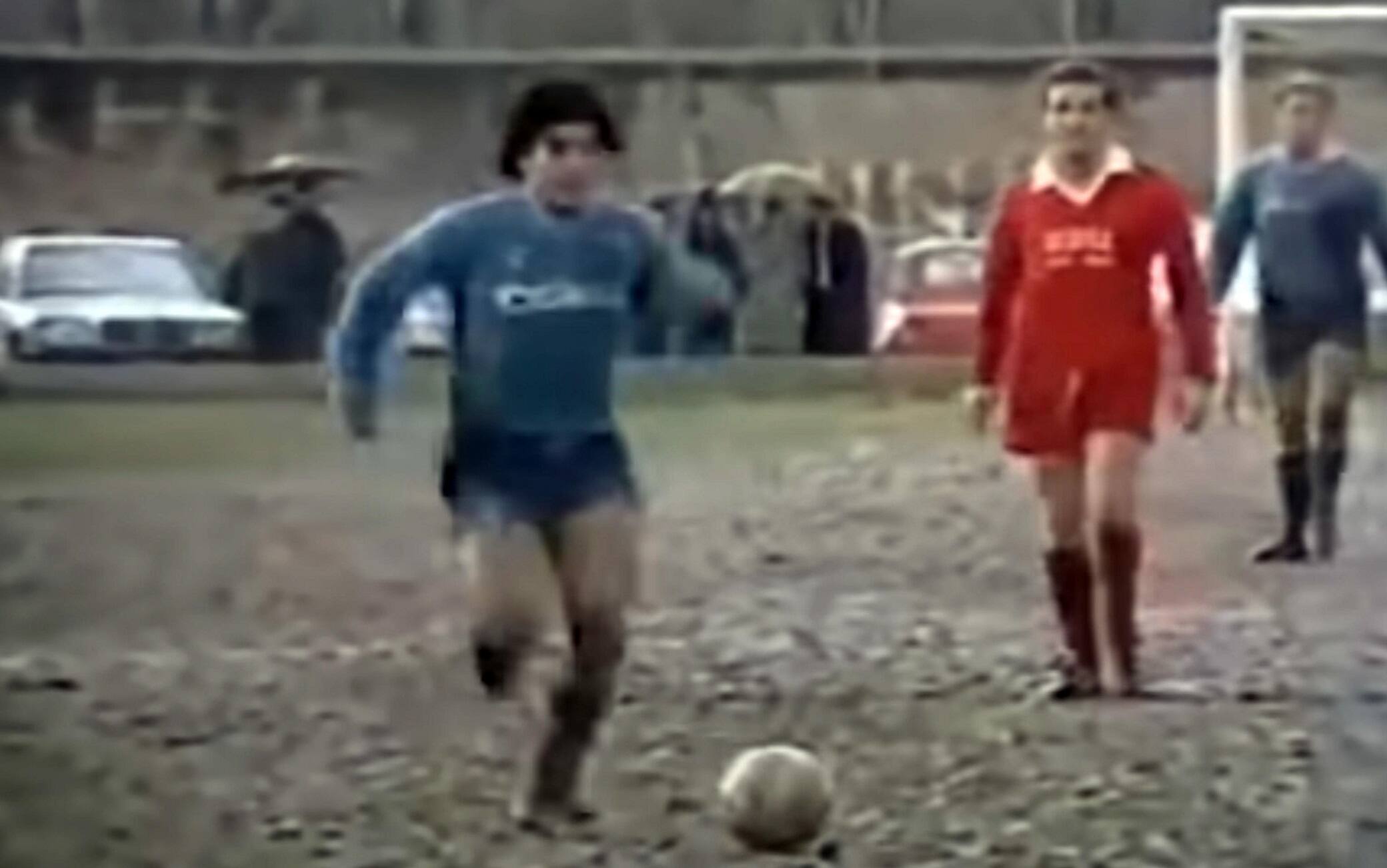Un frame tratto da un video di youtube mostra Diego Armando Maradona in un momento della partita di beneficenza ad Acerra nel Napoletano disputata nel 1985 per raccogliere fondi per un bambino malato, Roma, 26 Novembre 2020. ANSA/WEB/YOUTUBE