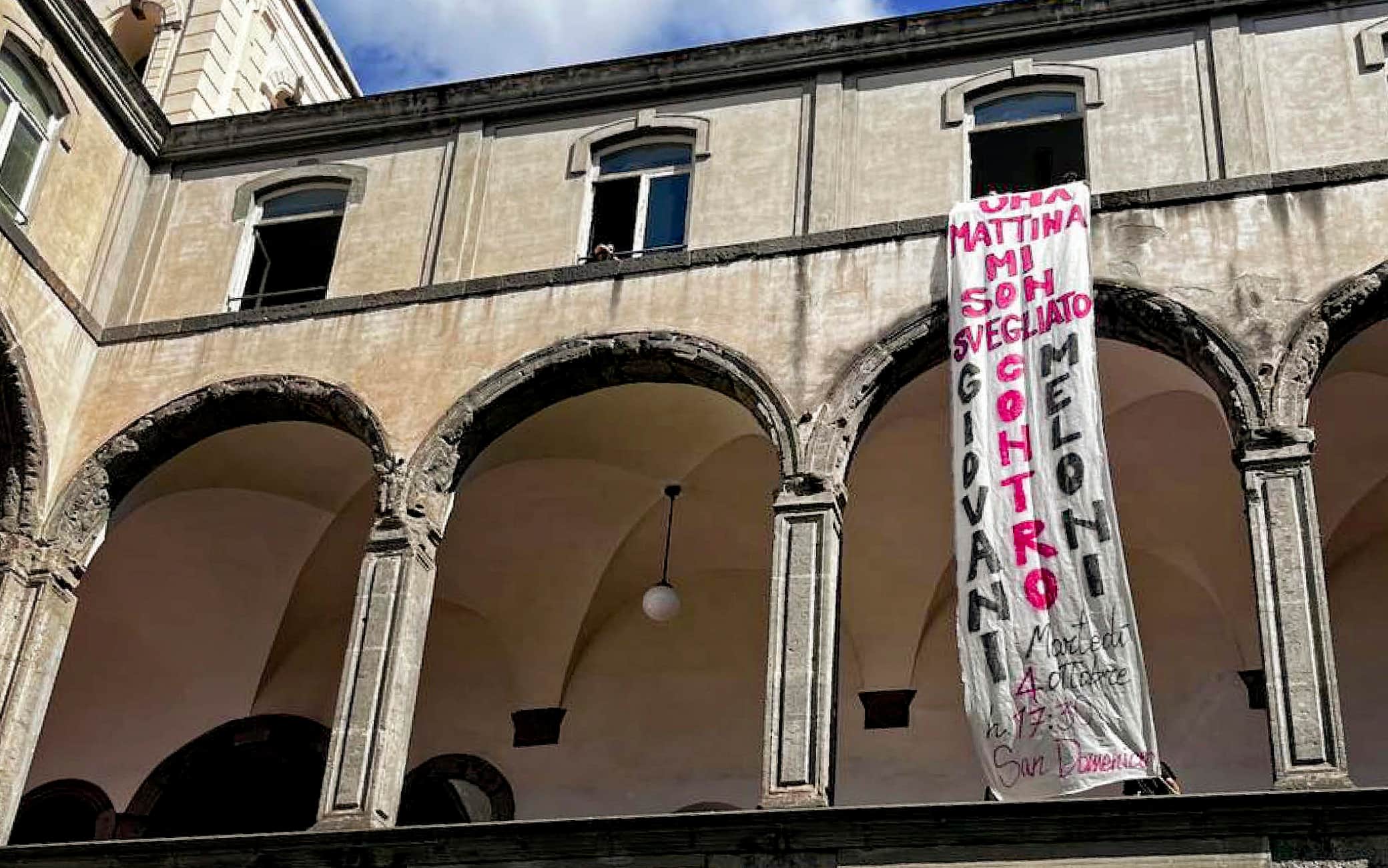 Uno degli striscioni contro la leader di Fratelli d'Italia, Giorgia Meloni, esposti sulle facciate di alcuni atenei a Napoli, 3 ottobre 2022.
ANSA/ CIRO FUSCO