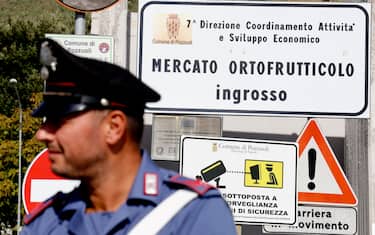 Controlli dei carabinieri all'esterno di un mercato ortofrutticolo di Pozzuoli ( Napoli)  dopo i casi di intossicazione avvenuti in zona di persone che hanno mangiato mandragola, 6 ottobre  2022
ANSA / CIRO FUSCO