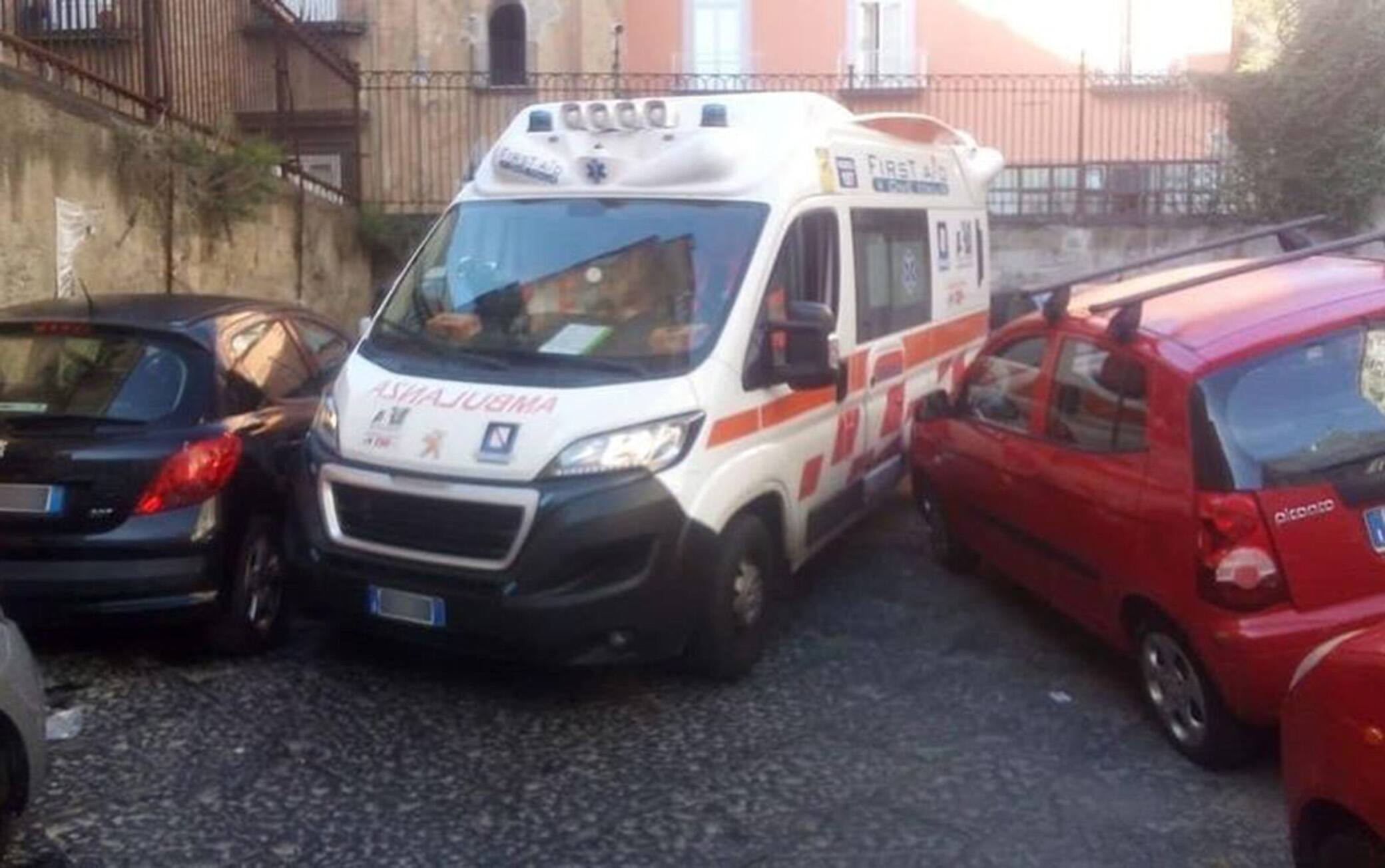 Ambulanza bloccata dalle auto in sosta a Napoli