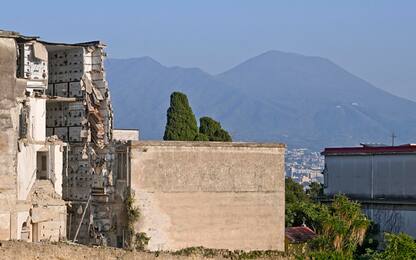 Napoli, crollo al cimitero di Poggioreale: bare rischiano di cadere