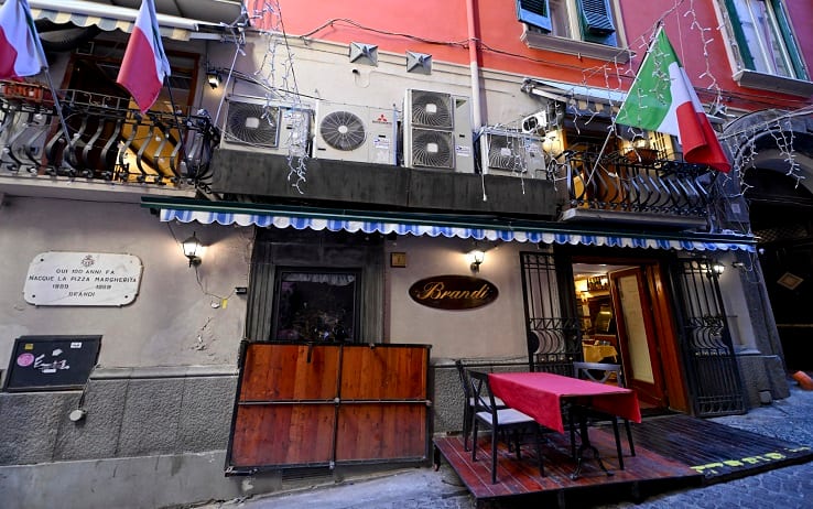 L'antica Pizzeria Brandi a Napoli, locale storico tra i più rinomati in città dove, secondo la tradizione, fu inventata nel 1889 la pizza Margherita,  chiusa da Nas e Asl, Napoli, 20 ottobre 2022. ANSA / CIRO FUSCO