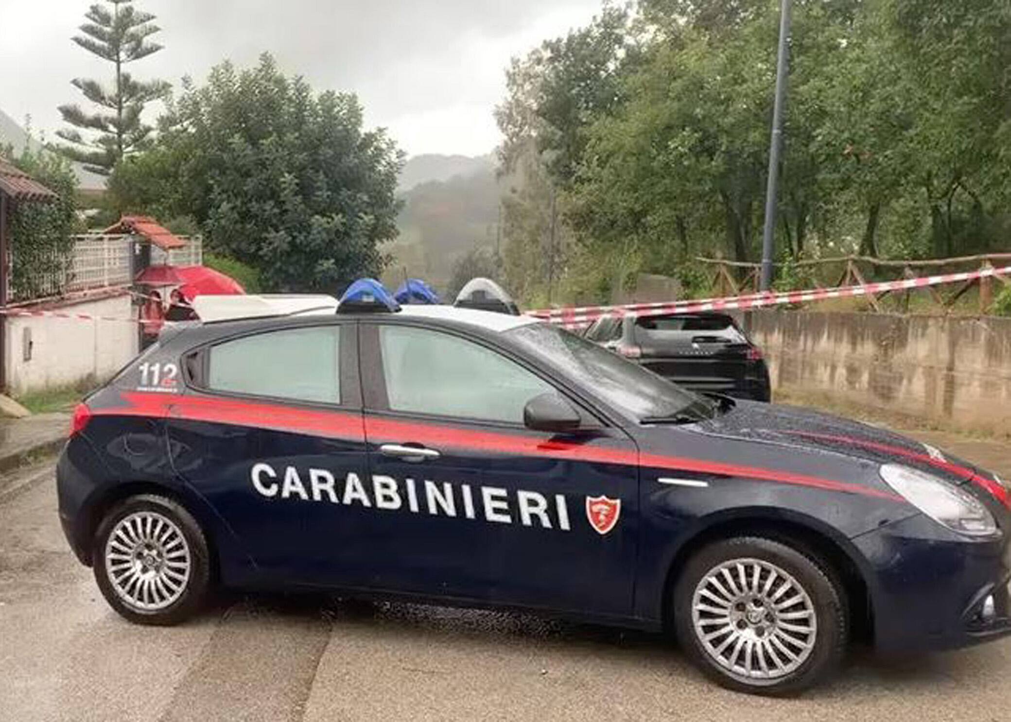 Carabinieri all'esterno dell'abitazione a San Mango Piemonte, nel Salernitano, dove un sessantenne ha ucciso la moglie e poi si è tolto la vita. Il fatto è avvenuto all'alba. Da quanto si apprende l'uomo ha colpito la donna con un coltello da cucina e si è ucciso su un cavalcavia dell'autostrada, 16 Novembre 2022. ANSA/FILIPPO NOTARI