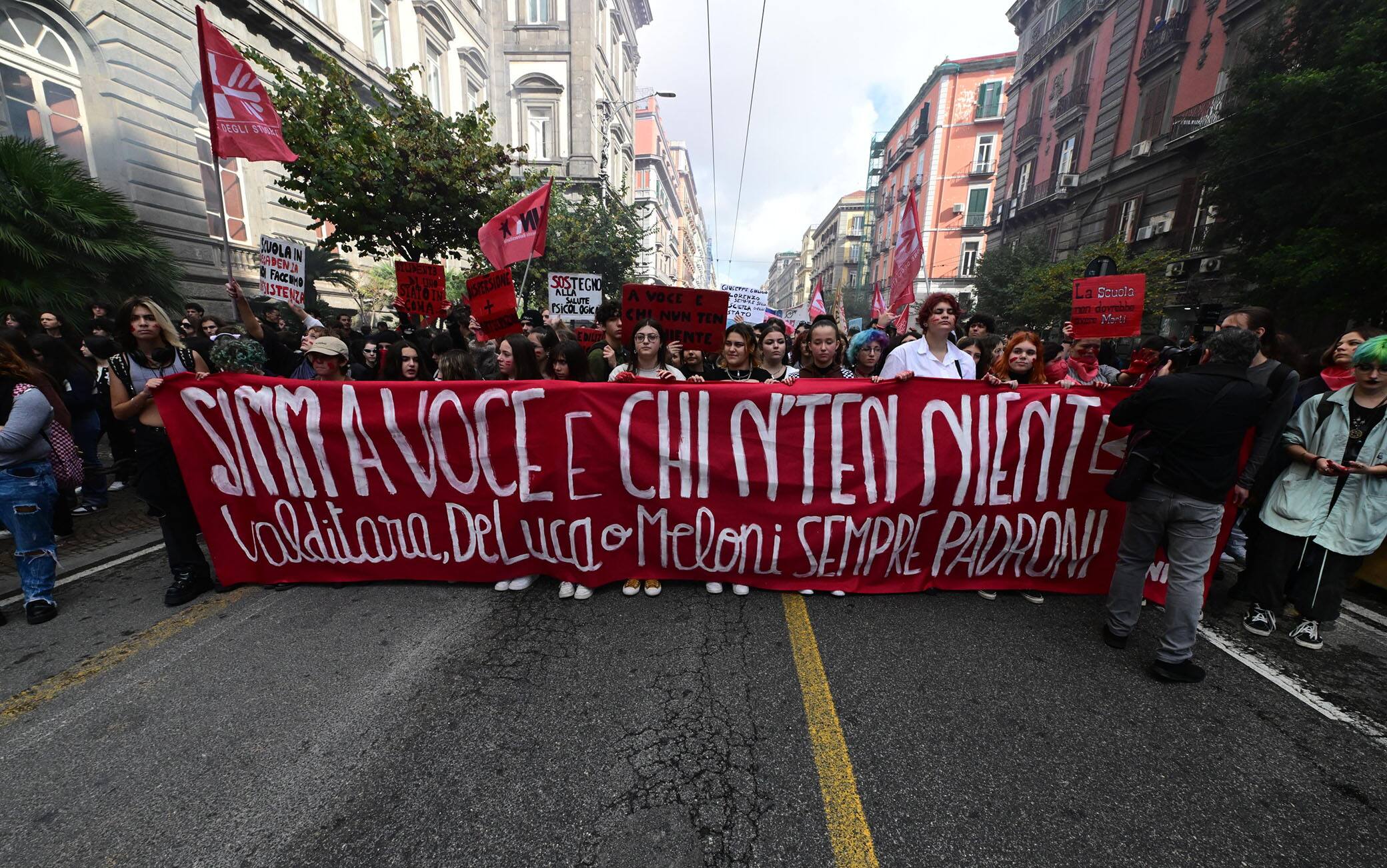 Manifestazione studentesca 'No Meloni day' a Napoli, 18 novembre 2022.
ANSA/ CIRO FUSCO