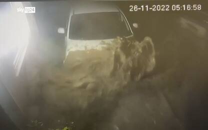 Frana Ischia, auto trascinata via da un fiume di fango. VIDEO