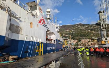 Migranti, nave Geo Barents al porto di Salerno: terminato lo sbarco