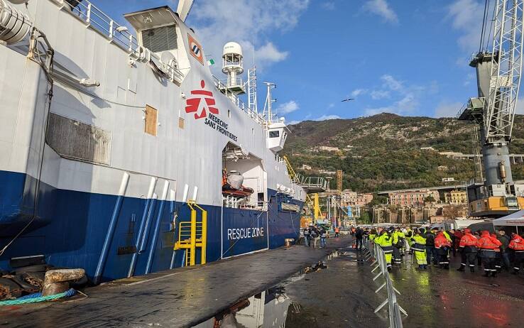 La nave Geo Barents, con a bordo 248 migranti, arriva al porto di Salerno, 11 dicembre 2022. ANSA/UFFICIO STAMPA MSF +++ NO SALES, EDITORIAL USE ONLY +++ NPK +++
