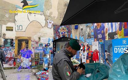 Napoli, sequestrata merce contraffatta presso il murales di Maradona