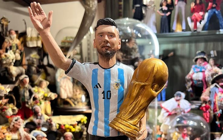 La statuina di Messi con la coppa realizzata da Genny Di Virgilio della bottega presepiale Di Virgilio Art, tifoso di Maradona e dell'Argentina, Napoli, 18 dicembre 2022. ANSA/ CIRO FUSCO