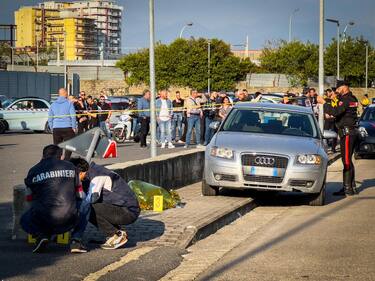 Il corpo della bambina di sette anni investita per errore dall'auto della madre. Casalnuovo, 22 aprile 2023 ANSA/ CESARE ABBATE