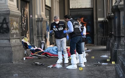 Napoli, vigile ferito da clochard: folla cerca di linciare aggressore