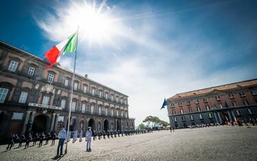 2 Giugno: cerimonia dell’alzabandiera in Piazza Plebiscito a Napoli. Napoli 2 Giugno 2021  ANSA/CESARE ABBATE/