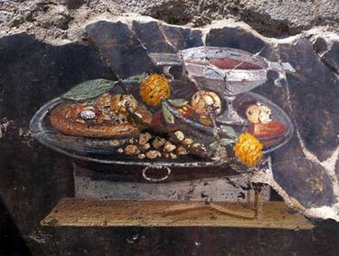 Sembra una pizza, quello che si vede su un dipinto (IN ALTO A SINISTRA) pompeiano di 2000 anni fa, ma ovviamente non lo può essere, a rigore, dato che mancavano alcuni degli ingredienti più caratteristici, ovvero pomodori e mozzarella. Tuttavia, come risulta da una prima analisi iconografica di un affresco con natura morta, emerso in questi giorni nell'ambito dei nuovi scavi nell'insula 10 della Regio IX a Pompei, ciò che era rappresentato sulla parete di un'antica casa pompeiana potrebbe essere un lontano antenato della pietanza moderna, elevata a patrimonio dell'umanità nel 2017 in quanto "arte tradizionale del pizzaiuolo napoletano".
ANSA/Parco Archeologico di Pompei ANSA PROVIDES ACCESS TO THIS HANDOUT PHOTO TO BE USED SOLELY TO ILLUSTRATE NEWS REPORTING OR COMMENTARY ON THE FACTS OR EVENTS DEPICTED IN THIS IMAGE; NO ARCHIVING; NO LICENSING NPK