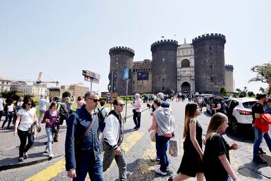 Napoli sulla prima pagina di Le Monde: "Tutta turismo"