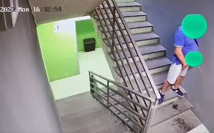 Portici, ripreso mentre fa pipì sulle scale del parcheggio: multato