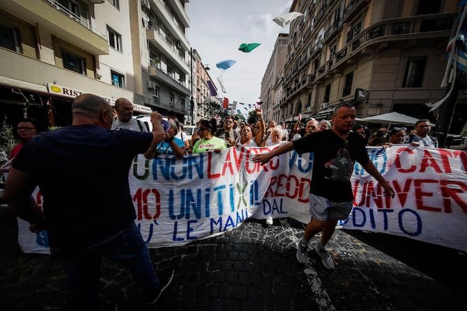 Napoli, protesta di Fridays for Future a Chiaia: salsa di pomodoro contro  le vetrine di Gucci, Prada e Vuitton - la Repubblica