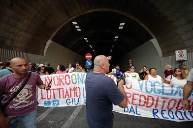 Reddito di cittadinanza, proteste a Napoli: bloccata Galleria Vittoria