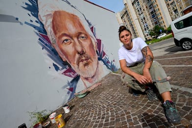 Napoli, a Scampia spunta un murales dedicato a Julian Assange