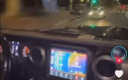 Napoli, auto a folle velocità contromano sul lungomare. VIDEO
