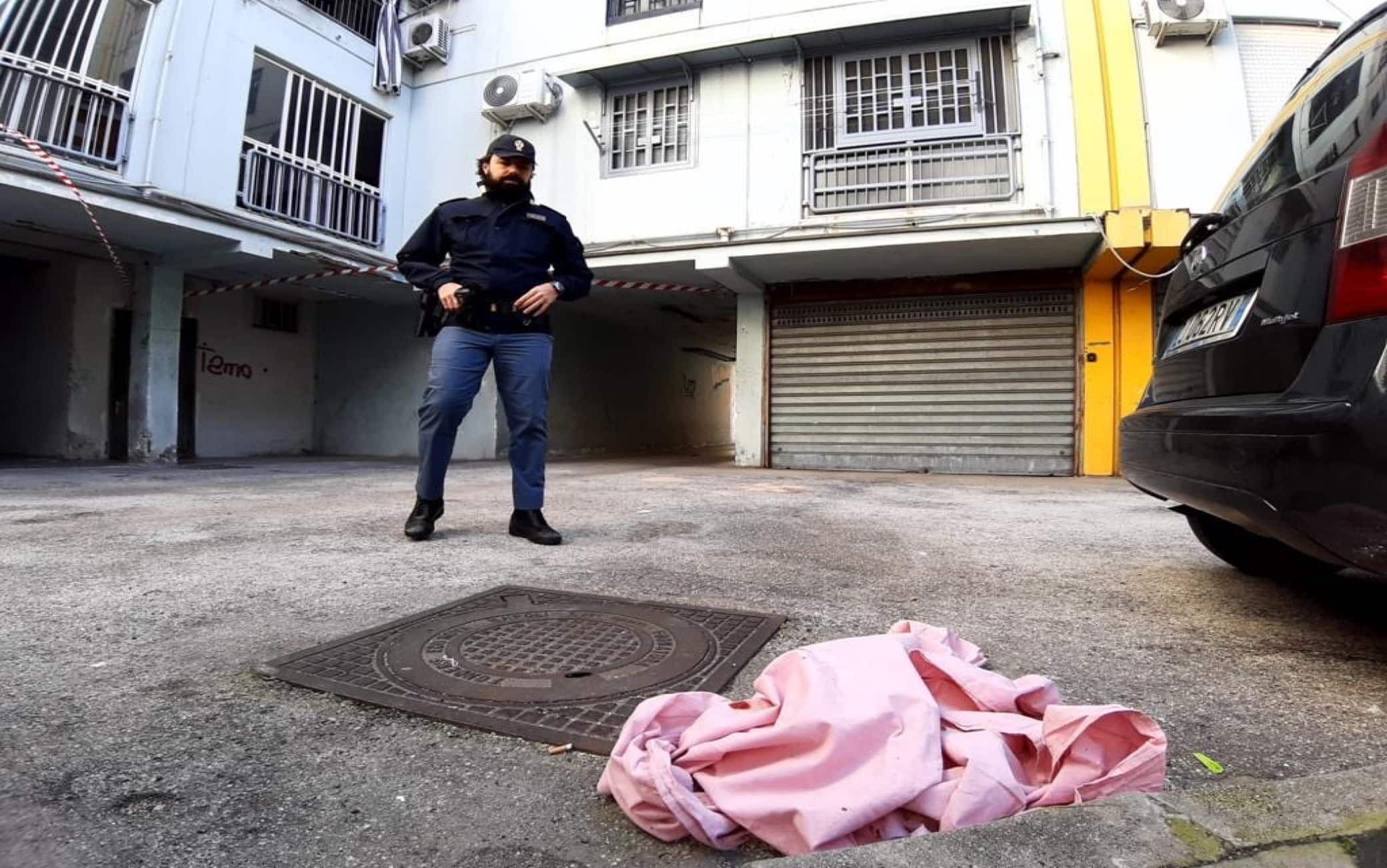 La polizia sul luogo dove un uomo, Raffaele Cinque di 51 anni è  caduto dal balcone forse inseguito dai killer a Napoli, 21 Gennaio 2024. ANSA/CESARE ABBATE