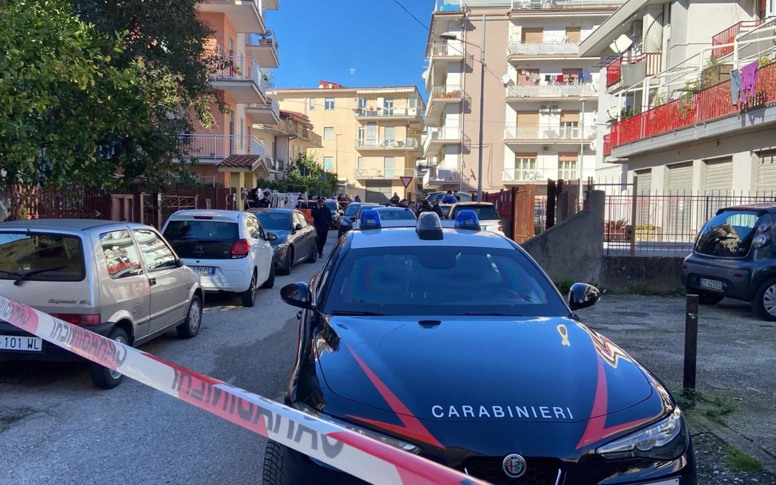 Una volante dei carabinieri all'esterno dell'abitazione dove marito e moglie sono stati trovati morti 