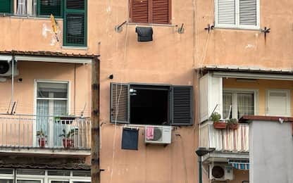 Napoli, l'uomo barricato in casa ha ucciso la moglie e si è suicidato