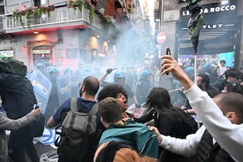 Napoli, proteste contro la Nato: scontri tra manifestanti e polizia
