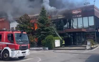 Incendio nel Napoletano, in fiamme industria dolciaria: nessun ferito